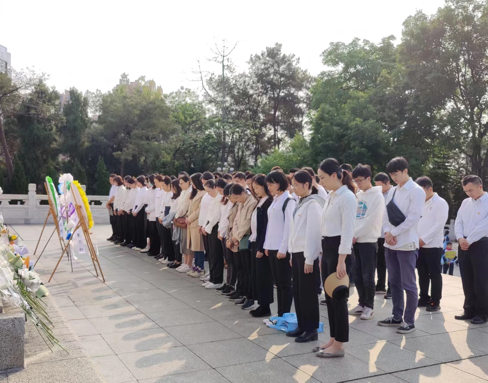 市排水公司黨總支、南寧建康環(huán)保公司黨支部開(kāi)展“緬懷革命先烈，賡續(xù)紅色基因”聯(lián)合主題黨日活動(dòng)